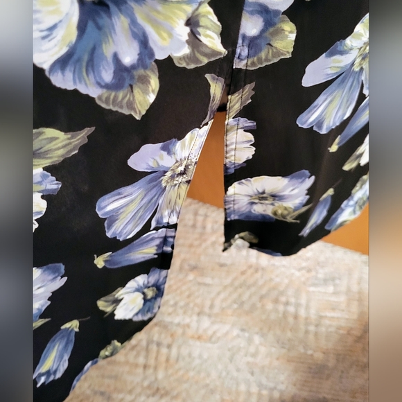 Dark blue dress with light blue flowers buttoned down the front - Picture 3 of 4